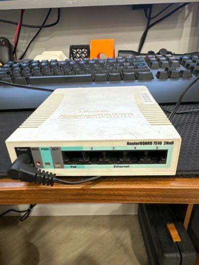 Лот: 22075324. Фото: 1. Mikrotik routerboard 751U 2HnD. Маршрутизаторы (роутеры)