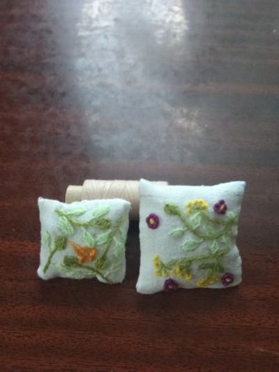 Лот: 22463716. Фото: 1. Две подушечки для кукол с вышивкой... Куклы и аксессуары