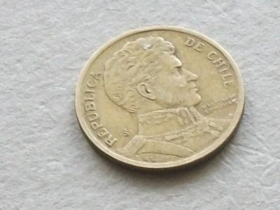 Лот: 16229120. Фото: 1. Монета 10 песо Чили 1993 портрет... Америка