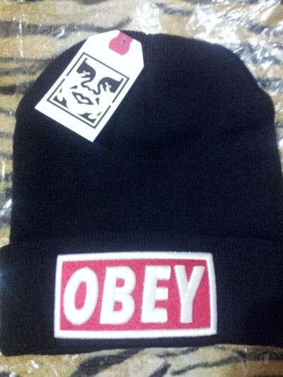 Лот: 4889749. Фото: 1. Шапка женская, черная OBEY. Головные уборы