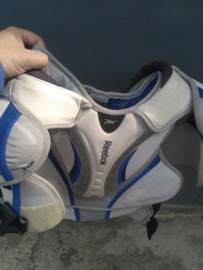 Лот: 14476788. Фото: 1. Нагрудник хоккейный Reebok. Другое (спортивные товары)