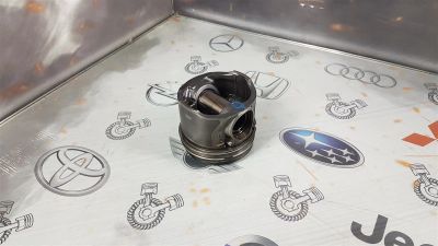 Лот: 23590626. Фото: 1. Поршень Ford Mondeo HJBA 1349797. Двигатель и элементы двигателя