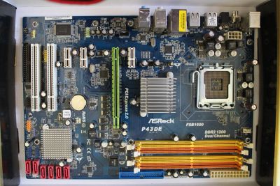 Лот: 7561006. Фото: 1. Материнская плата ASRock P43DE... Материнские платы