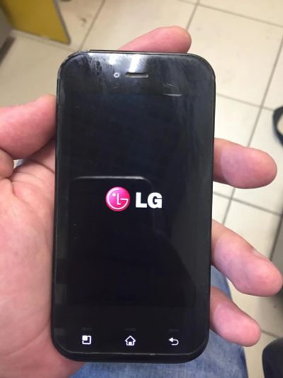 Лот: 8835675. Фото: 1. LG E730. Смартфоны