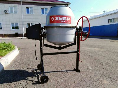 Лот: 13786507. Фото: 1. Бетономешалка Зубр 120 л. для... Ручные орудия труда
