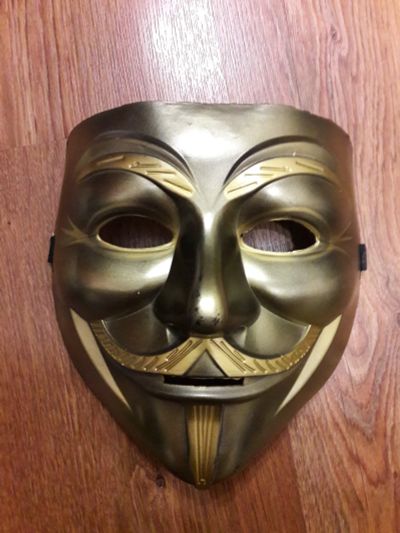 Лот: 13405666. Фото: 1. Маска Анонимус золотистая. Карнавальные маски, шляпы, аксессуары