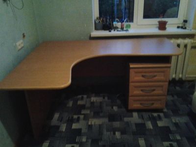 Лот: 3131636. Фото: 1. компьютерный стол. Столы, стулья, обеденные группы