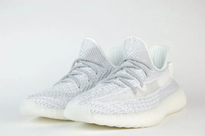 Лот: 16899810. Фото: 1. Кроссовки Adidas Yeezy 350 boost... Кеды, кроссовки, слипоны
