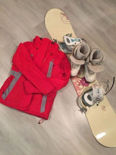 Лот: 10647359. Фото: 1. сноуборд, крепы, ботинки и куртка. Комплект в сборе