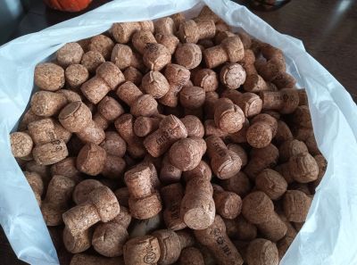 Лот: 25811431. Фото: 1. Пробки винные и шампанские . Много. Бутылки, пробки, этикетки