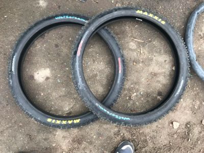 Лот: 11486635. Фото: 1. Maxxis WetScream 26*2,5 + dh камеры. Запчасти