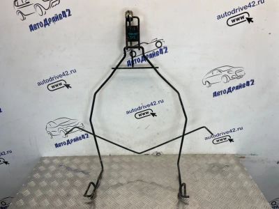 Лот: 21702368. Фото: 1. крепление запасного колеса Nissan... Двигатель и элементы двигателя