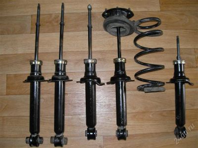 Лот: 1026847. Фото: 1. Комплект стоек Nissan Bluebird... Ходовая, подвеска, рулевое управление