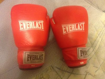 Лот: 3771326. Фото: 1. Боксерские перчатки Everlast. Одежда для боевых искусств