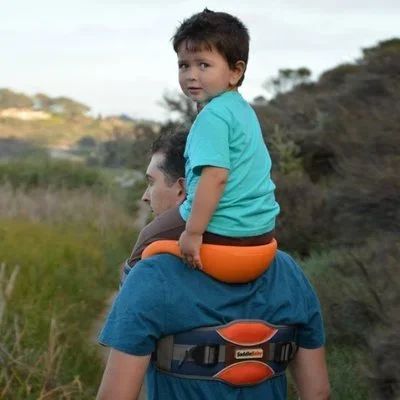 Лот: 9831872. Фото: 1. Детская сидушка на плечи SaddleBaby... Слинги, эрго рюкзаки, переноски