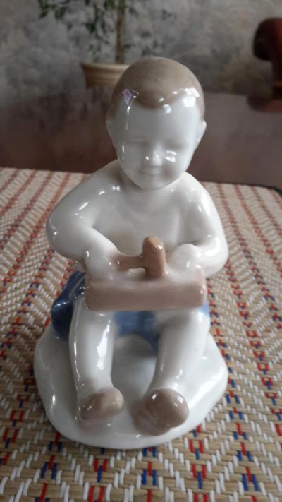 Лот: 8434658. Фото: 1. мальчик с молоточком. Фарфор, керамика