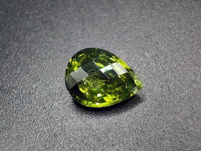 Лот: 21076454. Фото: 1. 3.60 ct. Хризолит груша. Бирма... Драгоценные и поделочные камни