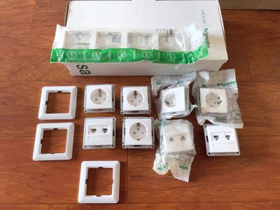 Лот: 18827915. Фото: 1. Рамка четверная Schneider Electric... Электроустановочные изделия