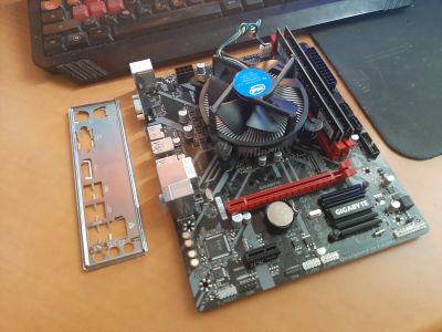 Лот: 16356801. Фото: 1. Комплект Intel Core i3-8100, Gigabyte... Комплекты запчастей