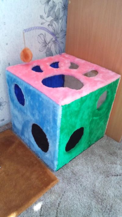 Лот: 7768473. Фото: 1. Дом с игрушкой для кошек. Домики, переноски, клетки, когтеточки