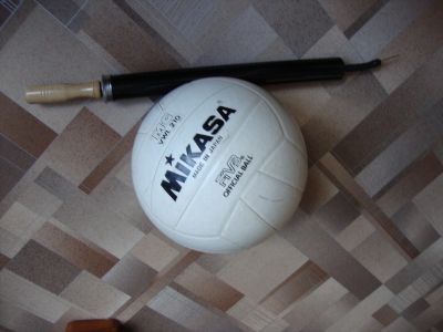 Лот: 11886478. Фото: 1. волейбольный мяч япошка + насос... Мячи, ракетки, шайбы, клюшки