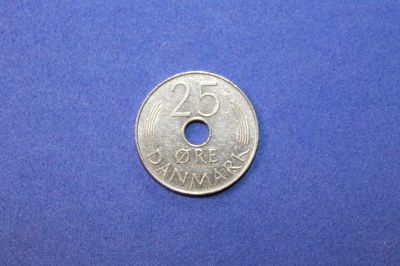 Лот: 14933463. Фото: 1. Монета Дания 25 эре 1976г. Европа
