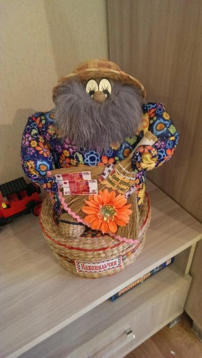 Лот: 9280061. Фото: 1. Домовенок. Домовой с корзиной... Другое (предметы интерьера)