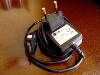 Лот: 3730035. Фото: 1. Зарядное от телефона LG B1300... Зарядные устройства, блоки питания, адаптеры сетевые для смартфонов