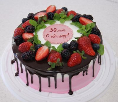 Лот: 10100669. Фото: 1. Торт ягодный праздничный. Торты, пирожные