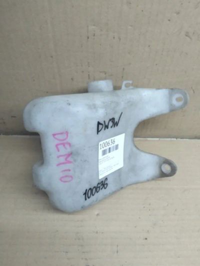 Лот: 21396338. Фото: 1. бачок омывателя Mazda Demio DW3W. Двигатель и элементы двигателя