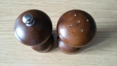 Лот: 8884229. Фото: 1. Солонка+перечница мельничка. Дерево... Предметы сервировки