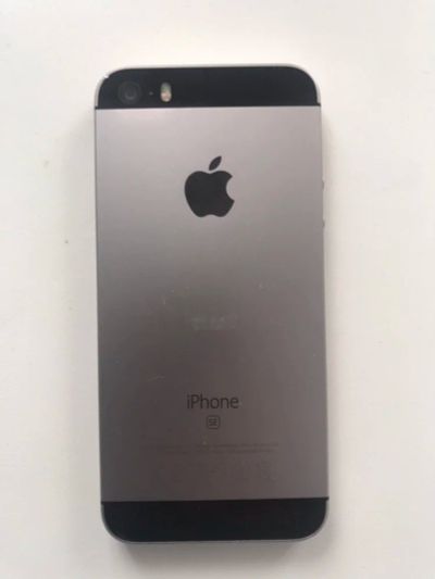 Лот: 13986372. Фото: 1. iPhone SE 32gb. Смартфоны