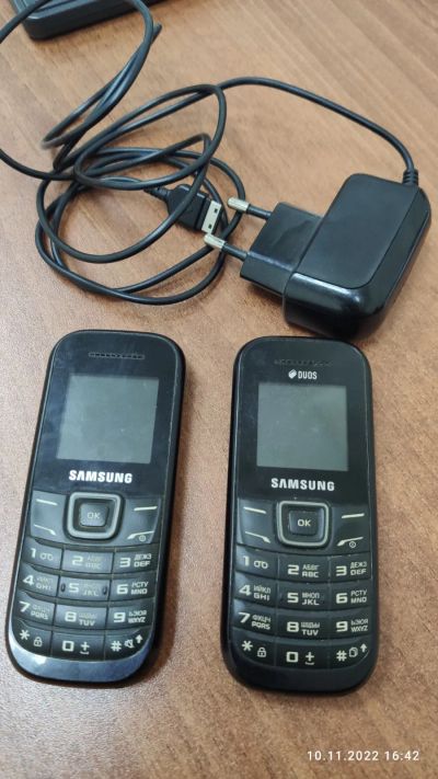 Лот: 19610306. Фото: 1. Два телефона Samsung gt-e1200m... Кнопочные мобильные телефоны