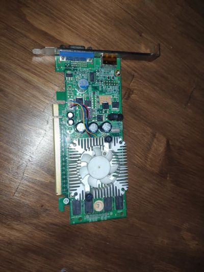 Лот: 19338102. Фото: 1. Lenovo 11011503 GeForce G310 512MB. Видеокарты