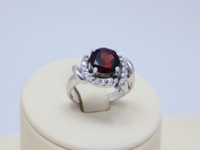 Лот: 14704727. Фото: 1. СЕРЕБРЯНОЕ КОЛЬЦО С ГРАНАТОМ И... Кольца, перстни
