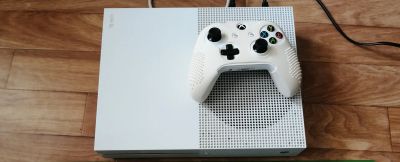 Лот: 16196872. Фото: 1. Xbox one s 1tb. Игровые приставки, консоли