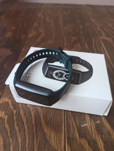 Лот: 18435811. Фото: 1. Умный браслет huawei band 6, насыщенный... Смарт-часы, фитнес-браслеты, аксессуары