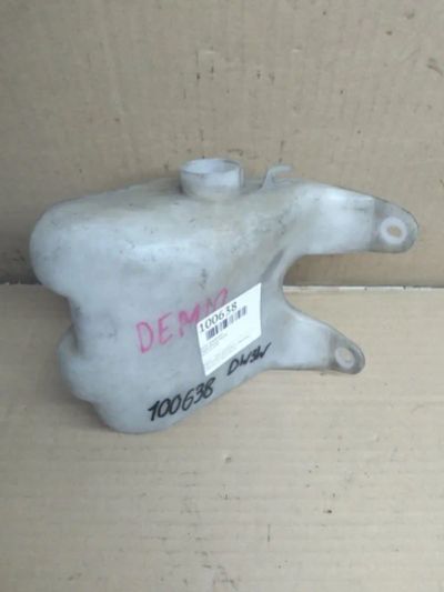 Лот: 21396337. Фото: 1. бачок омывателя Mazda Demio DW3W. Двигатель и элементы двигателя