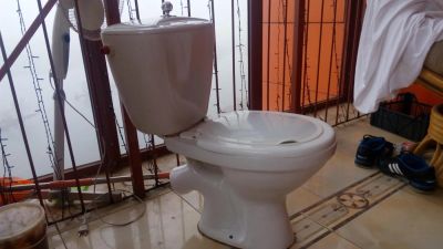 Лот: 7455139. Фото: 1. Унитаз в сборе с бачком б/у. Унитазы, биде
