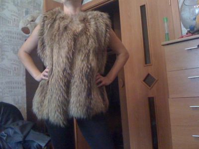 Лот: 3462953. Фото: 1. жилет из енота. Верхняя одежда