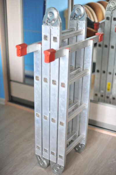 Лот: 6356324. Фото: 1. Лестница входит в багажник легковушки... Стремянки, подмости, строительные леса