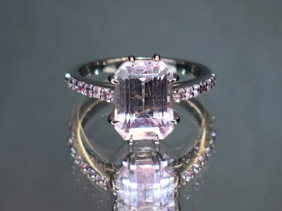 Лот: 20997603. Фото: 1. Кольцо с камнями Кунцит и Сапфир. Кольца, перстни