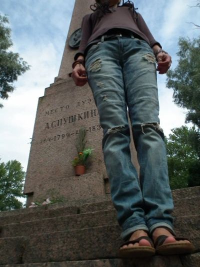 Лот: 7234692. Фото: 1. джинсы голубые с дырками Fishbone... Джинсы