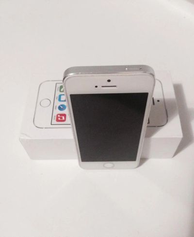 Лот: 4958178. Фото: 1. iPhone 5s 16gb Silver LTE в идеале. Смартфоны