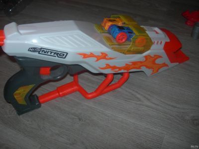 Лот: 17271345. Фото: 1. Nerf оружие стреляет машинками. Другое (игрушки)