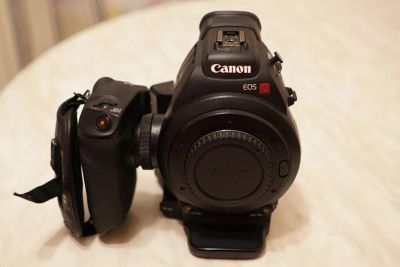 Лот: 6085777. Фото: 1. Canon C100 Dual Pixel CMOS AF. Кинокамеры