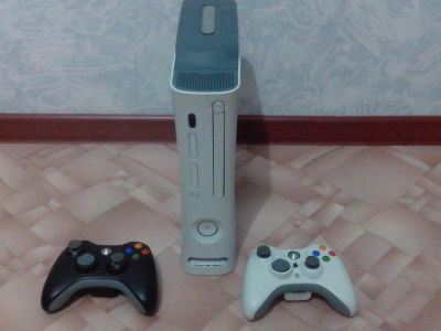 Лот: 3478408. Фото: 1. Xbox 360 250gb + 2 джойстика. Игровые приставки, консоли