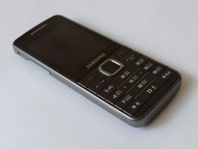 Лот: 6288493. Фото: 1. Samsung GT-S5610 (Silver) - Читаем. Кнопочные мобильные телефоны
