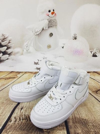 Лот: 10777183. Фото: 1. Кроссовки Nike air force 1'07... Кеды, кроссовки, слипоны