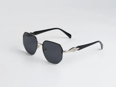 Лот: 25273423. Фото: 1. Очки Prada. Очки солнцезащитные
